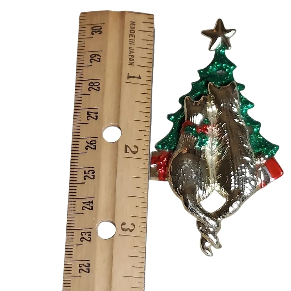 CAT BUDDIES BY THE CHRISTMAS‎ TREE BROOCH